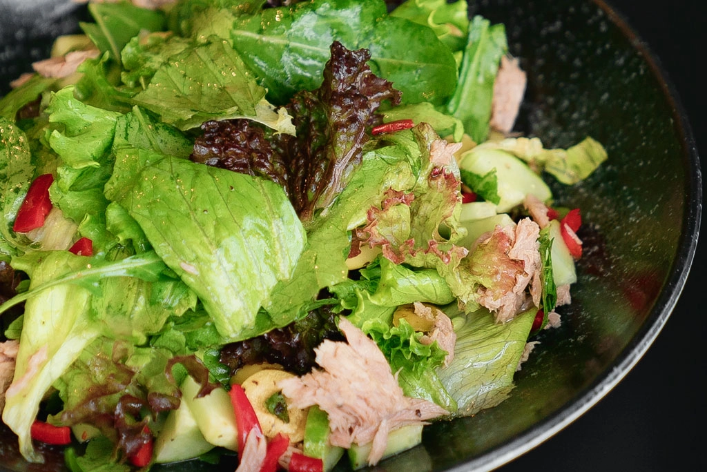 Grüner Salat mit Thunfisch