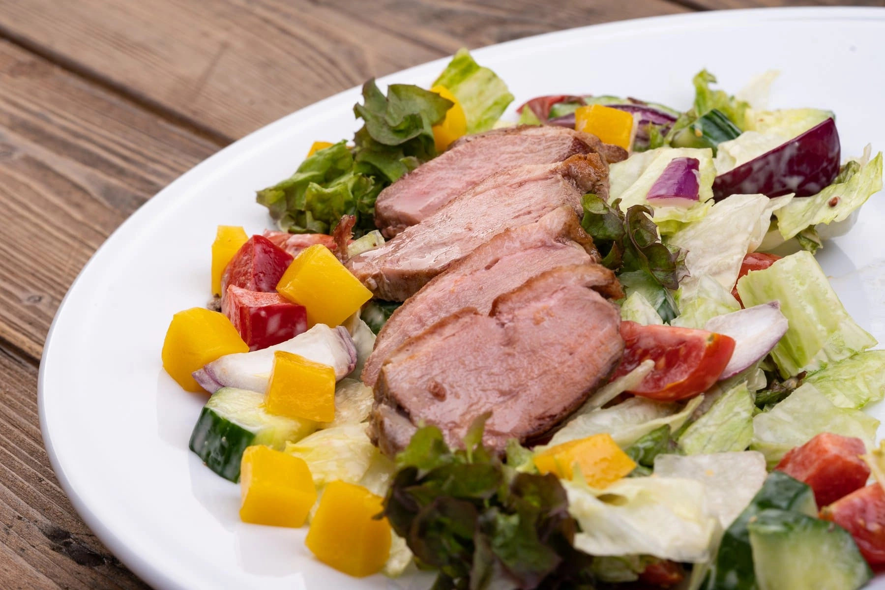 Duck breast salad with honey mustard dressing and mango rings